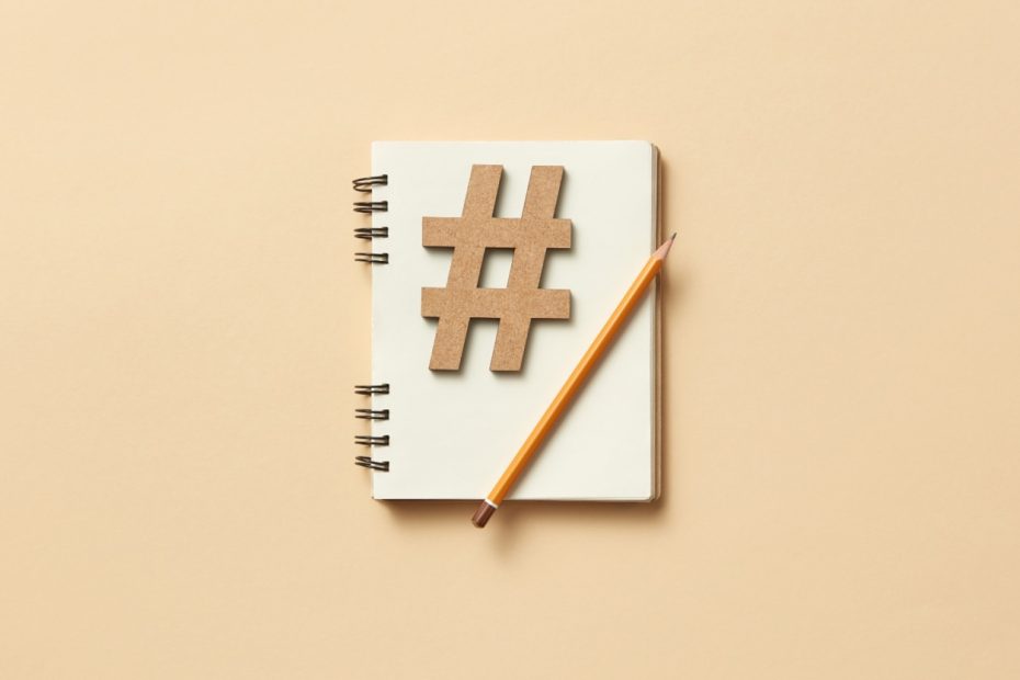 Un cahier avec un hashtags en bois